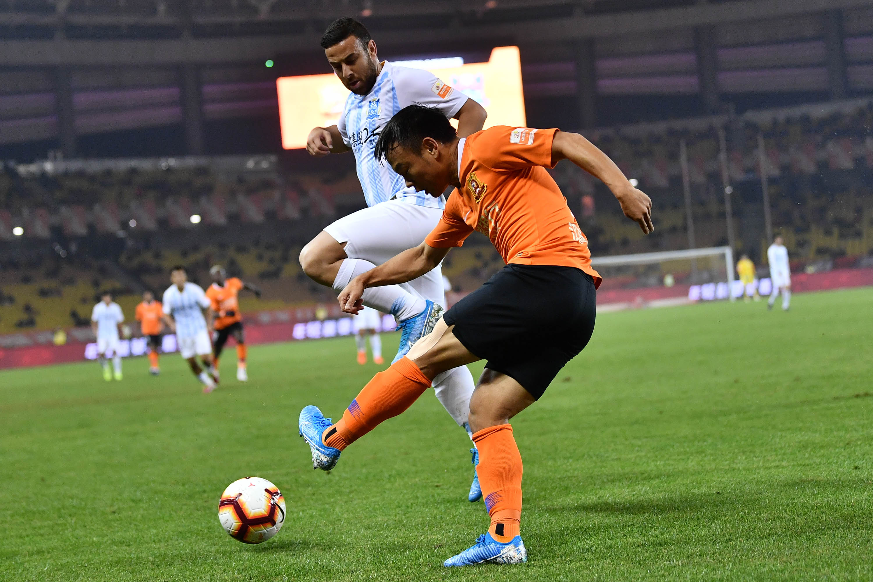 关于山东泰山主场告捷，广州富力再遭败局的信息