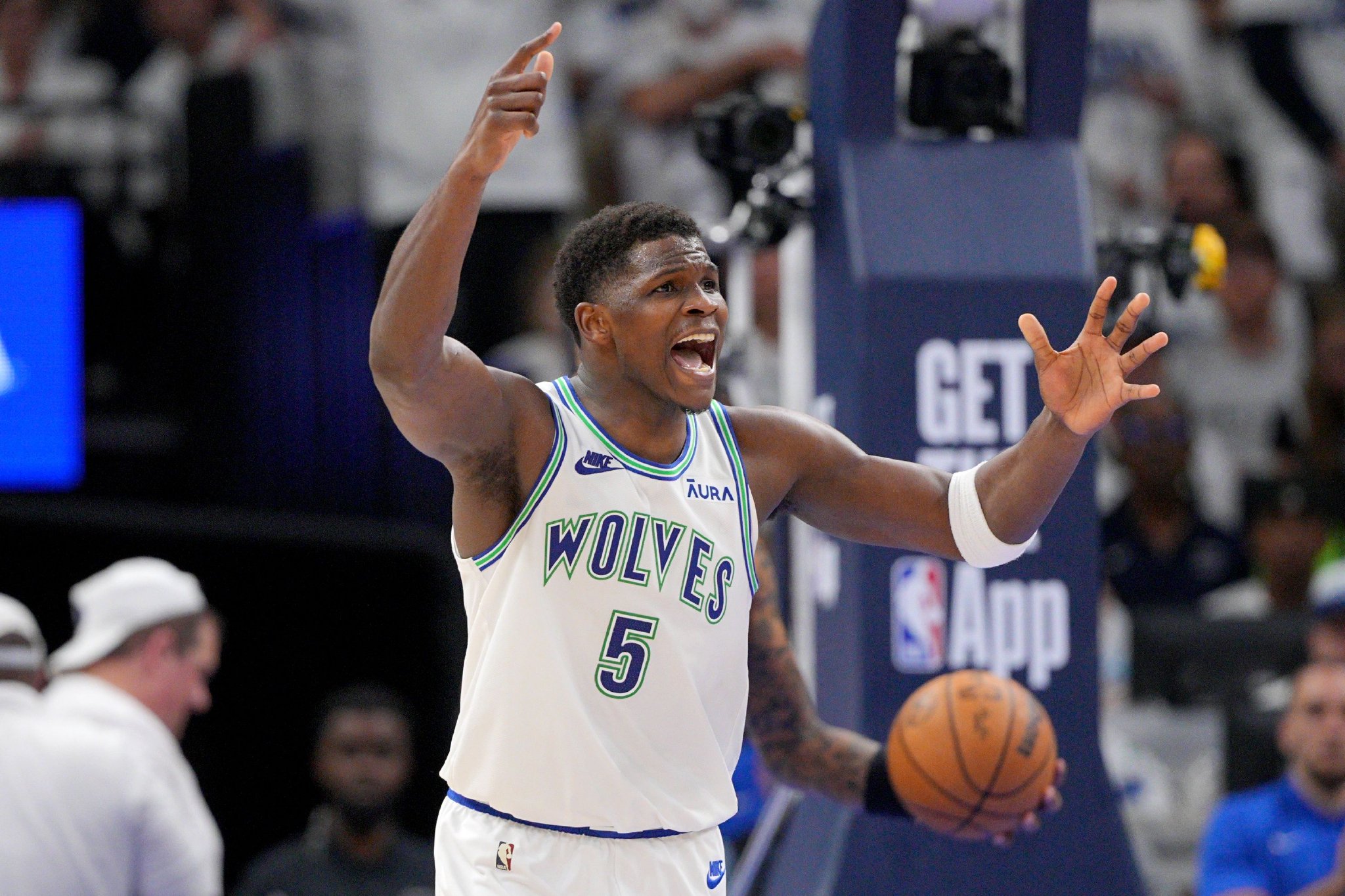 森林狼队大胜勇士队，稳扎榜首