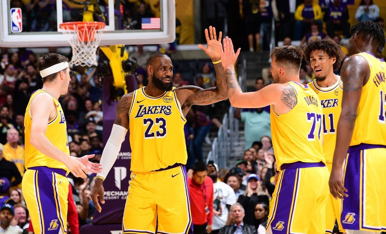 快船队与湖人队的比赛成为焦点