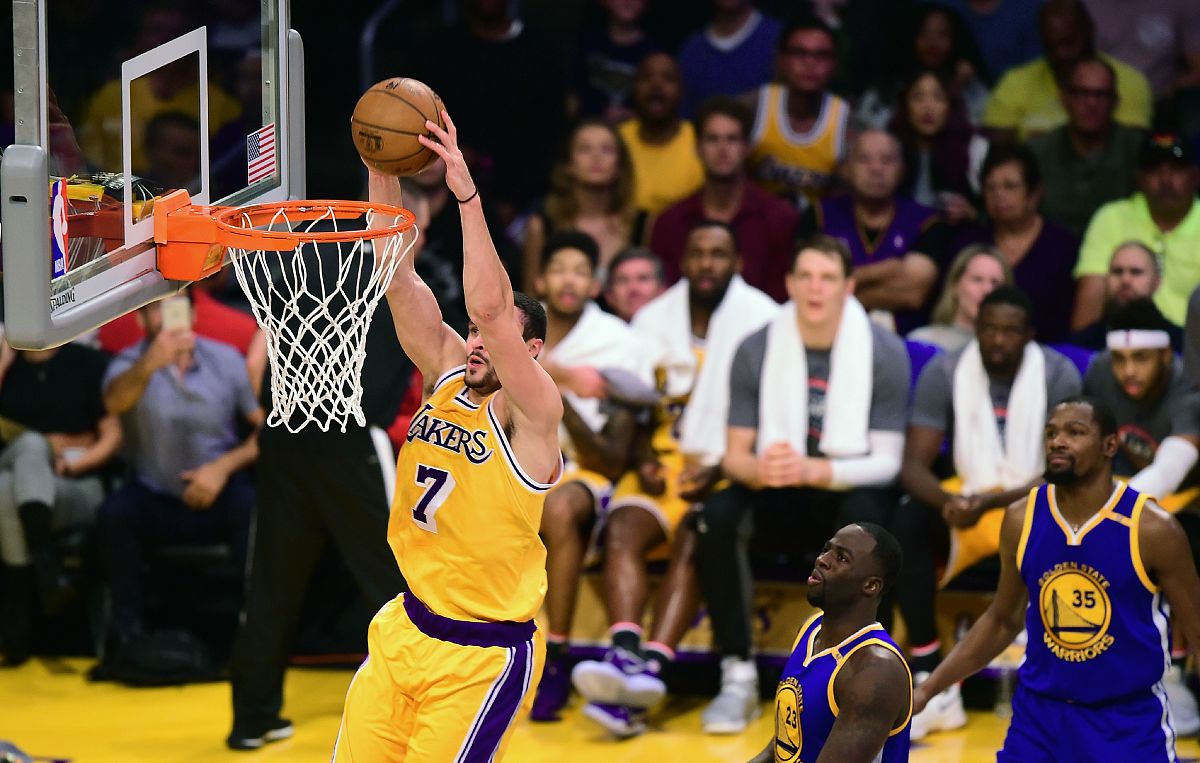 鹈鹕队关键时刻发挥出色，获得重要胜利