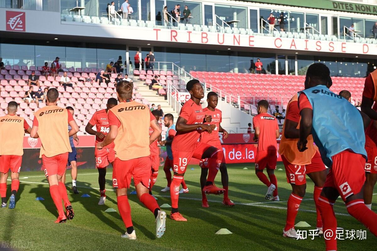 瓦朗谢纳队员精神抖擞，誓与对手抗衡