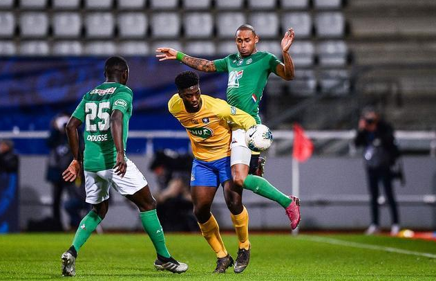 瓦朗谢纳队员精神抖擞，誓与对手抗衡